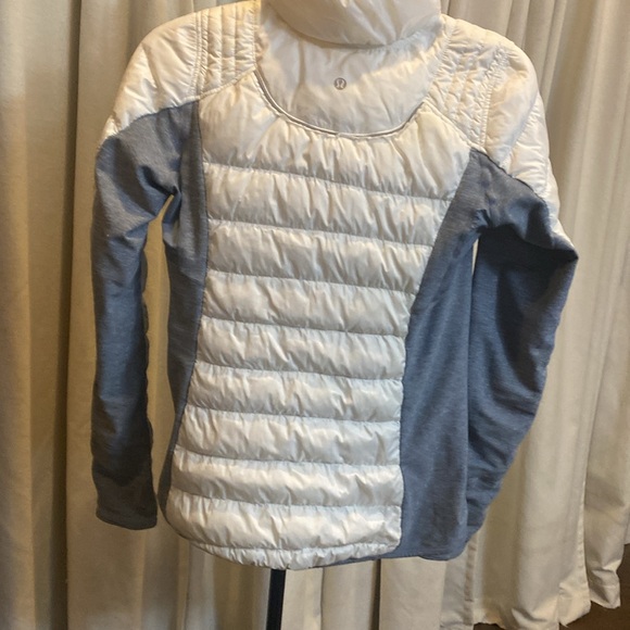 Lululemon light weight with stretchy, thumb holes and 2 pockets - Picture 4 of 8